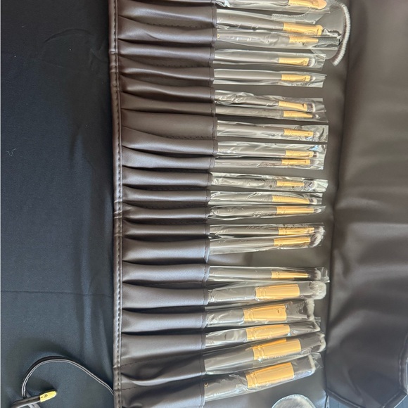 Professional Makeup Brush Set with Case - Picture 1 of 2
